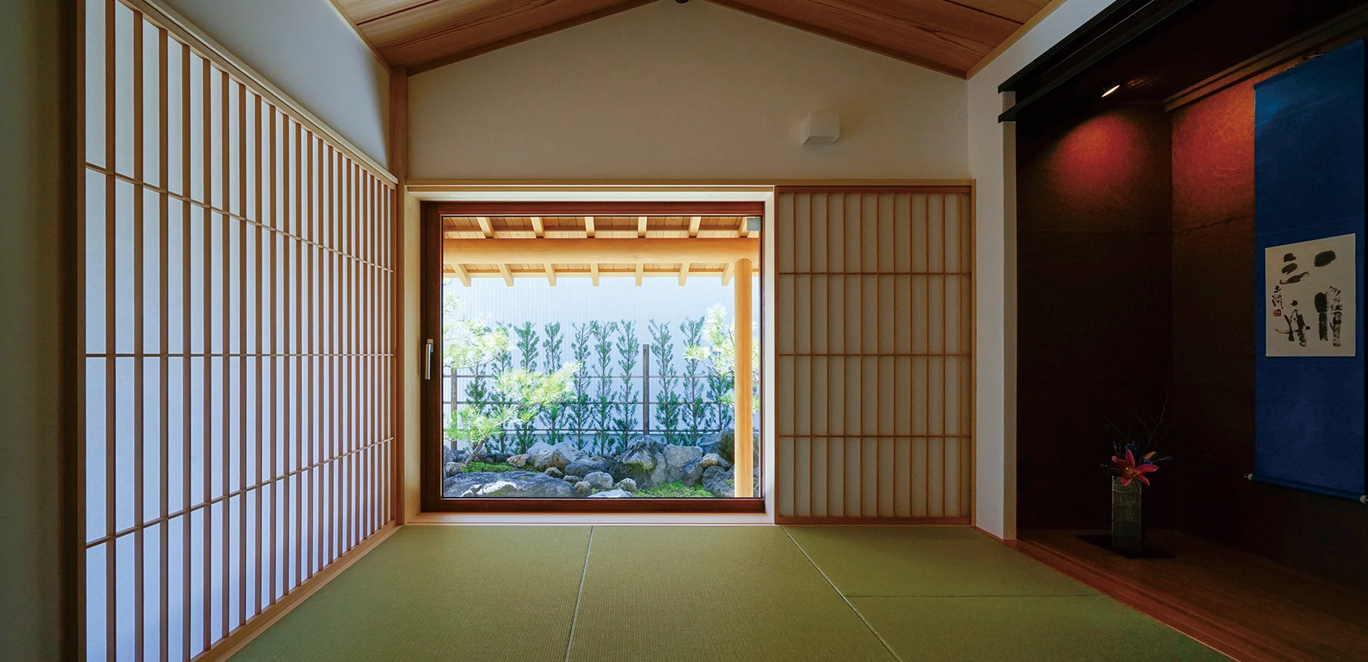 伝統的な和室の大きな窓から庭園を望む、美しい自然光が差し込む家の室内空間